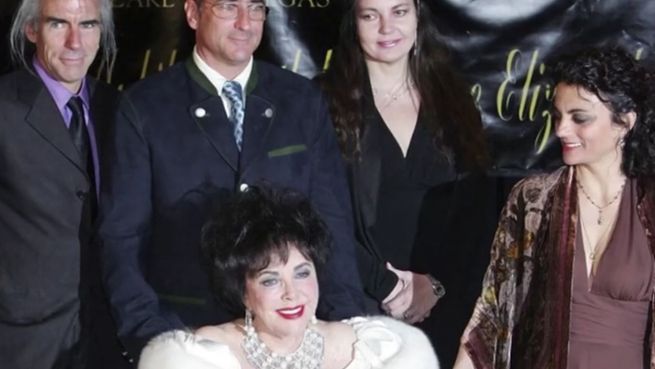 go to Adoptivtochter von Liz Taylor trifft leibliche Mutter