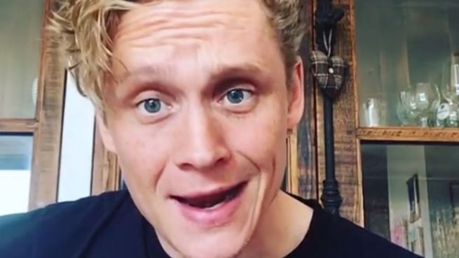 go to Schön verstörend: Schweighöfer singt für Fans