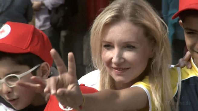 go to 'Lichtherz': Jette Joop mit Flüchtlingskindern im Zoo