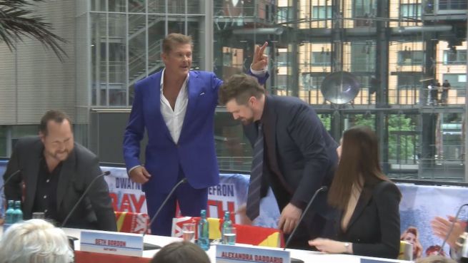 go to Baywatch-Premiere: Hasselhoff überrascht alle