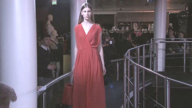 go to Schwebender Laufsteg: Promis feiern Mode in Stuttgart