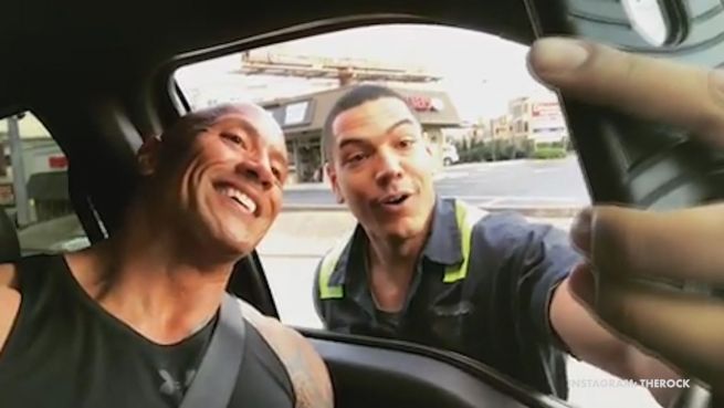 go to Mitten auf Straße: Fan will Selfie mit Dwayne schießen